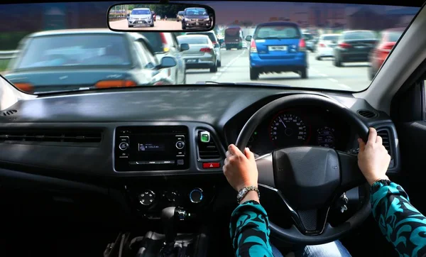 Hand Het Stuur Van Auto Weg Vooruit Kijken — Stockfoto