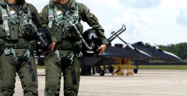 Hava Kuvvetleri pilotları Jet savaşçıların uzak yürüme