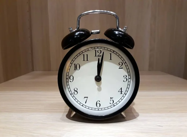 木製キャビネットに黒のレトロな目覚まし時計 — ストック写真