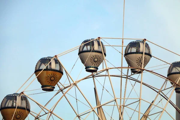 Roda Gigante Parque Diversões Sob Céu Azul — Fotografia de Stock