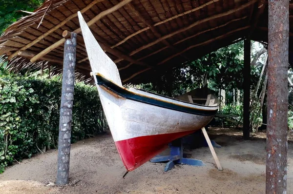 Barco Pesca Bajo Una Sombra — Foto de Stock