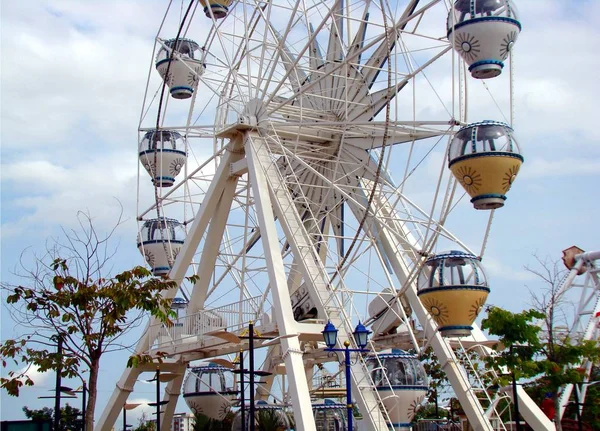 Rueda Fortuna Parque Atracciones Bajo Cielo Azul — Foto de Stock