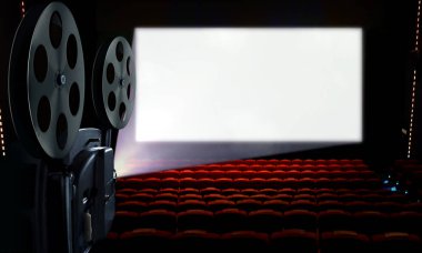Sinema salonunda beyaz ekranlı projektör.
