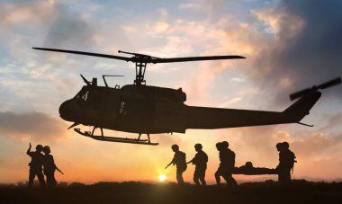 Gün batımı sırasında askeri kurtarma helikopteri