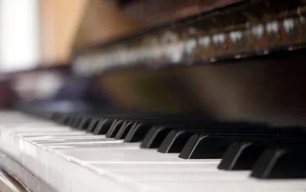 Κλειδιά Πιάνου Επιλεκτική Πολλαπλή Εστίαση Στα Μαύρα Πλήκτρα — Φωτογραφία Αρχείου