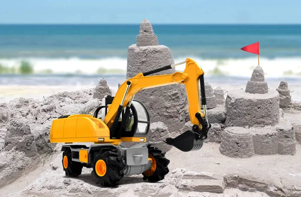 Castelo Areia Construção Com Carrasco Brinquedo Amarelo — Fotografia de Stock