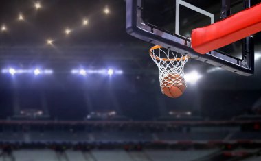 Rekabetçi bir maçta potaya basket atıldı.