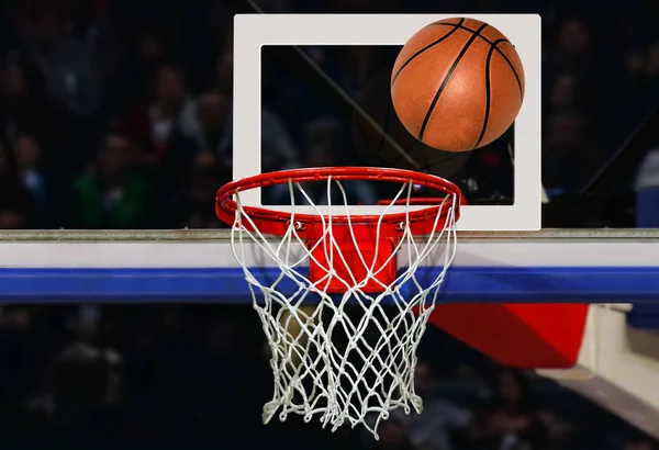 Rekabetçi Bir Maçta Yakın Mesafeden Potaya Basket Atıldı — Stok fotoğraf