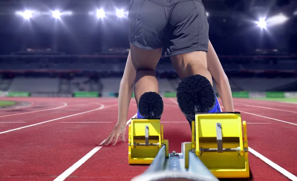 Atleta Velocista Che Parte Dalla Linea Partenza Una Gara — Foto Stock