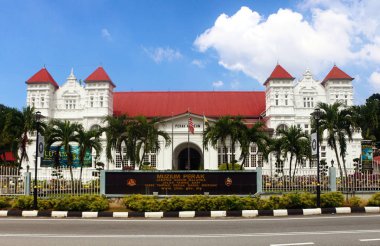 Taiping, Perak, Malezya - 19 Haziran 2020. Perak Müzesi 1883 ve 1900 yılları arasında inşa edilen Malezya 'nın ilk müzesidir ve bina Neoklasik ve Viktorya dönemi mimarilerini birleştirmektedir..