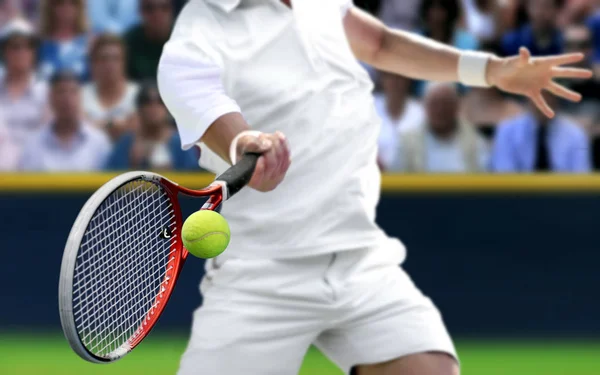 Jogador Tênis Masculino Com Raquete Forehand Swing Batendo Bola — Fotografia de Stock