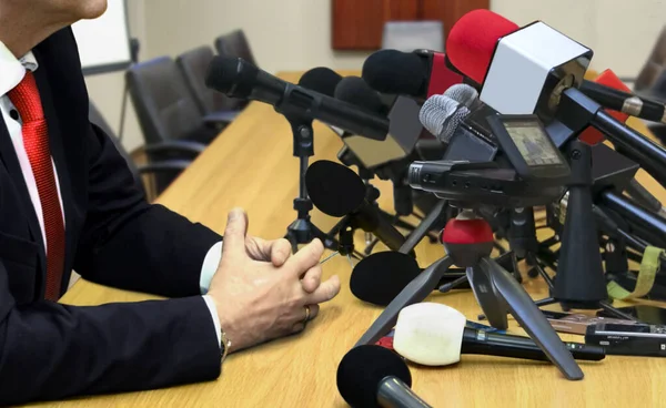 Homem Falando Durante Conferência Imprensa Sala Reuniões Escritório — Fotografia de Stock