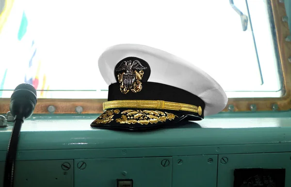 2017年9月19日 マレーシアのルムット島 2017年9月19日 米海軍将校の帽子がマレーシア海軍基地の海軍艦艇の指揮橋の上にある — ストック写真