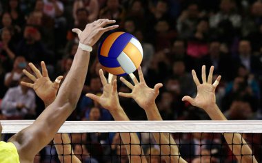 Voleybol çivisi kalenin önünü kapatıyor.
