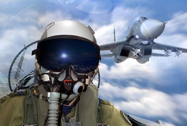 Savaş uçağı pilotu tatbikat sırasında manevra yapar. 