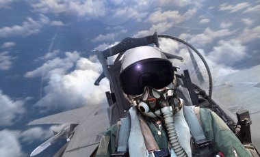 Jet savaş pilotu bulutlu gökyüzünde hareket bulanıklığıyla uçuyor