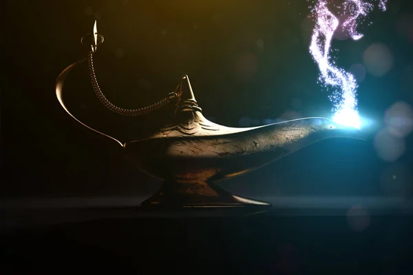 Antika magiska lampa i mörk plats — Stockfoto