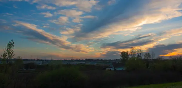 Pôr-do-sol sobre a aldeia — Fotografia de Stock