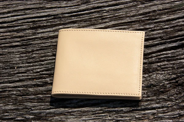 木桌上的皮革钱包 — 图库照片