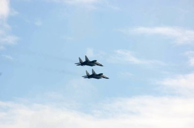 Novi Sad, Sırbistan için askeri geçit üzerinde uçan bir avcı uçağı,
