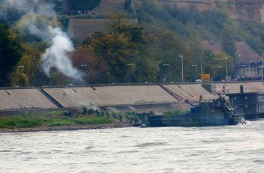 Askeri geçit töreni sırasında savaş gemileri