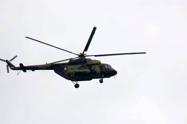 Askeri geçit töreni sırasında helikopter