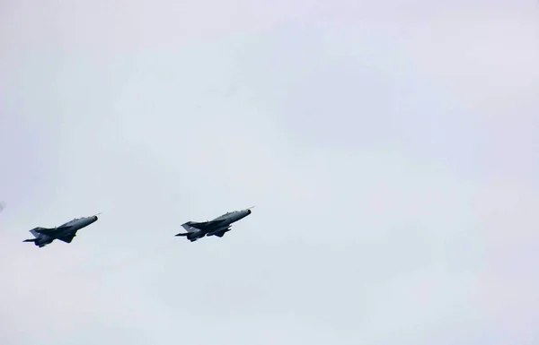 A harci repülőgép repül át a katonai parádét Novi Sad, Szerbia, — Stock Fotó