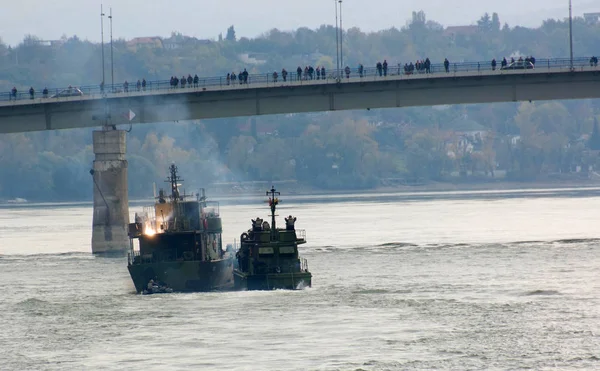 Bitevní lodě během vojenské přehlídky — Stock fotografie
