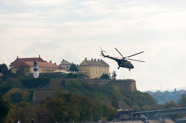 Helikopter alatt a katonai parádét — Stock Fotó