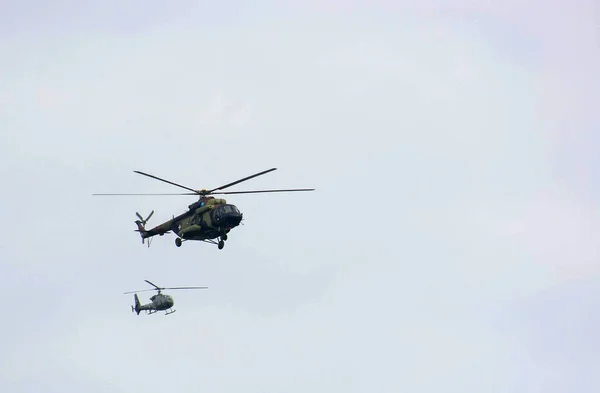 Helicóptero durante o desfile militar — Fotografia de Stock