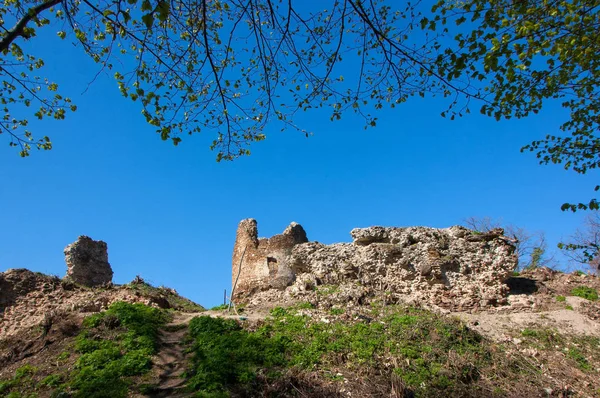 Torre y muralla, restos de fortaleza de época romana —  Fotos de Stock