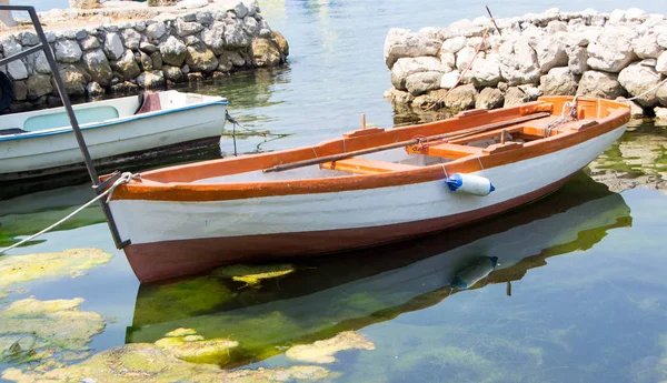 Старий дерев'яний рибальський човен — стокове фото