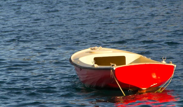 Пластиковий човен у морі — стокове фото