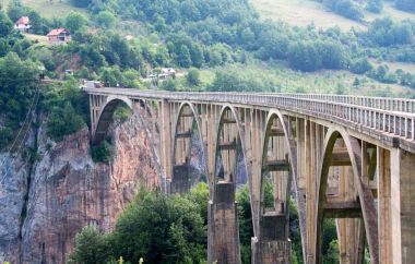 Tara Nehri üzerinde eski bir köprü