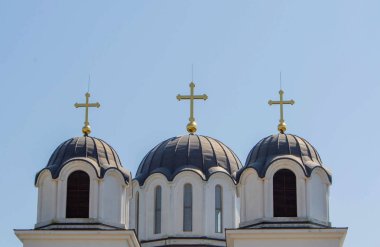 Üç manzaraya Ortodoks Kilisesi haçlar