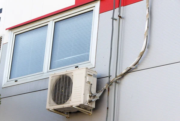 Ar condicionado na janela — Fotografia de Stock