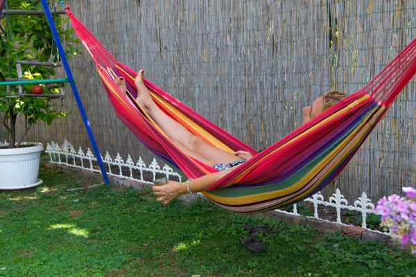 Kız bir hamak hoşlanır