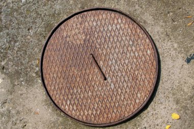 Bahçedeki kanalizasyon baca