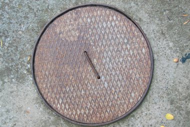 Bahçedeki kanalizasyon baca