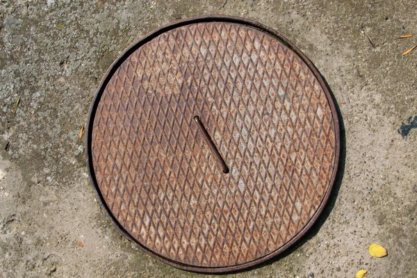 Bahçedeki kanalizasyon baca