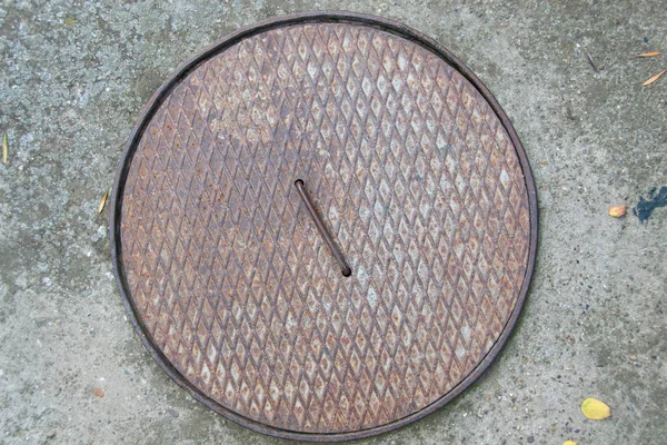 Bahçedeki kanalizasyon baca