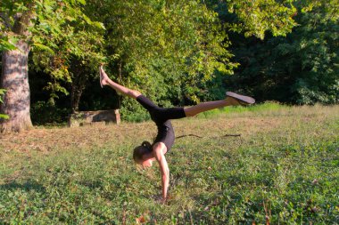 Kız gerçekleştiren jimnastik rakamlar