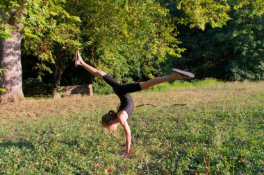 Kız gerçekleştiren jimnastik rakamlar