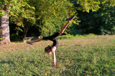 Kız gerçekleştiren jimnastik rakamlar