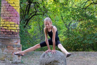 Kız gerçekleştiren jimnastik rakamlar