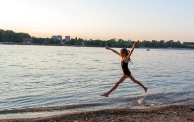 Kız gerçekleştiren jimnastik rakamlar