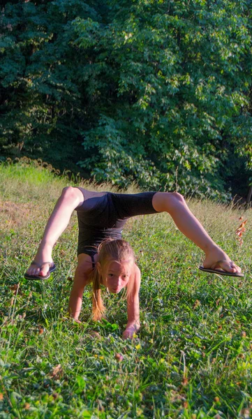 La fille effectue des figures de gymnastique — Photo