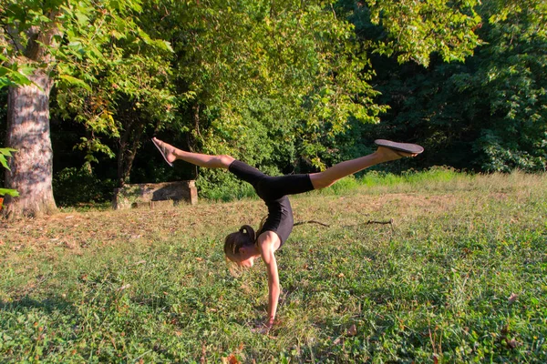 Dívka provádí gymnastické postavy — Stock fotografie