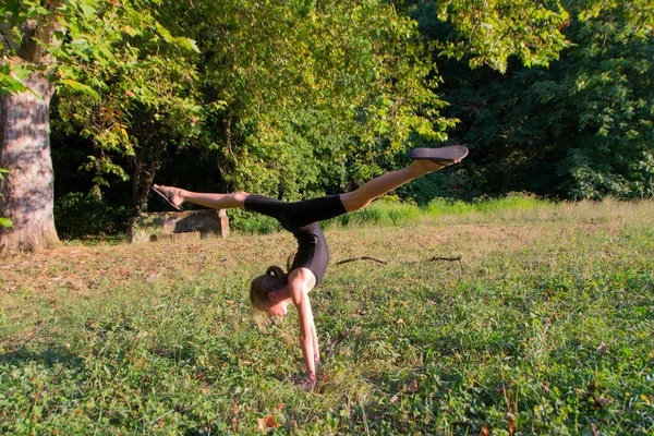 Kız gerçekleştiren jimnastik rakamlar