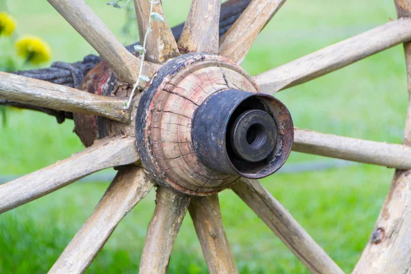 Roda de transporte de madeira — Fotografia de Stock